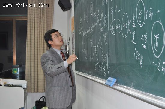 金学哲牧师给三年级学生上密集课程 金学哲牧师给三年级学生上密集课程